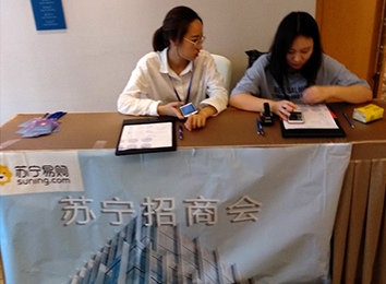 同時(shí)，它的革命性在于縮短了整個(gè)經(jīng)濟(jì)活動(dòng)的中間環(huán)節(jié)，降低了交易成本，節(jié)約了社會(huì)資源。在大數(shù)據(jù)營(yíng)銷機(jī)制上，招商外包公司克服了橫在生產(chǎn)者和消費(fèi)者之間的時(shí)間、空間障礙，弱化了存在于二者之間的各種中間環(huán)節(jié)和渠道