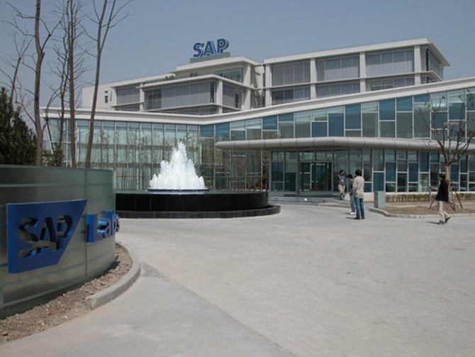 與此同時(shí)，網(wǎng)絡(luò)營(yíng)銷公司的互動(dòng)性也使消費(fèi)者獲得信息的能力增強(qiáng)，使得營(yíng)銷外包實(shí)施差別定價(jià)的過(guò)程中也存在著一定的風(fēng)險(xiǎn)