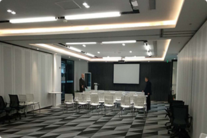 網(wǎng)絡(luò)本身就具有快速、高效、低成本的特點(diǎn)，在互聯(lián)網(wǎng)上信息資源共享，進(jìn)入障礙為零，作為一種新的傳播形式，網(wǎng)絡(luò)具有一對(duì)一的互動(dòng)特性，這是對(duì)傳統(tǒng)傳播方式面對(duì)大量受眾特征的突破